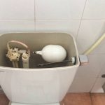 tại sao bồn cầu không xả được nước