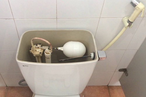 tại sao bồn cầu không xả được nước