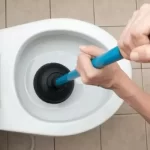 cách thông bồn cầu bằng thụt