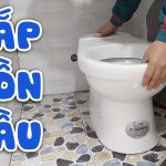Bồn cầu cụt đang dần trở thành sự lựa chọn phổ biến cho những không gian nhà vệ sinh hiện đại nhờ vào thiết kế tiết kiệm nước và không gian. Tuy nhiên, để lắp đặt bồn cầu cụt một cách chính xác và hiệu quả, bạn cần phải hiểu rõ các yếu tố như cách lắp, những lưu ý trước khi lắp đặt và các bước thực hiện. Cùng khám phá chi tiết trong bài viết dưới đây để có được hướng dẫn rõ ràng nhất. 1. Cần Biết Điều Gì Trước Khi Lắp Bồn Cầu Cụt? Trước khi tiến hành lắp bồn cầu cụt, bạn cần hiểu rõ về loại sản phẩm này và những yêu cầu cần thiết. Bồn cầu cụt là loại bồn cầu không cần bể chứa nước, mà sử dụng công nghệ hút chân không hoặc xả bằng điện. Chính vì vậy, việc lắp đặt bồn cầu cụt cũng có những yêu cầu đặc biệt: Thiết Kế Lạ Mắt: Bồn cầu cụt có thiết kế khác biệt, không giống như các loại bồn cầu truyền thống. Vì vậy, trước khi lắp đặt, bạn cần chắc chắn rằng kiểu dáng này sẽ phù hợp với không gian và phong cách của nhà vệ sinh. Đảm Bảo Chất Lượng: Bồn cầu cụt có tuổi thọ cao nếu được lắp đặt đúng cách và bảo dưỡng đúng quy trình. Tuy nhiên, bạn cần chú ý chọn sản phẩm chất lượng cao để tránh gặp phải sự cố hư hỏng sau này. Tính Năng Công Nghệ Cao: Nhiều loại bồn cầu cụt được tích hợp các tính năng như ghế nâng hạ tự động, xả tự động, điều chỉnh chế độ xả, điều này có thể gây phiền phức cho người lớn tuổi hoặc những người không quen sử dụng công nghệ mới. Chi Phí: Bồn cầu cụt có giá thành không hề rẻ, nên bạn cần cân nhắc ngân sách, bao gồm cả chi phí bảo trì, sửa chữa sau này. 2. Ưu Điểm Của Bồn Cầu Cụt Lắp bồn cầu cụt mang lại nhiều lợi ích đáng kể cho người sử dụng: Tiết Kiệm Nước: Nhờ vào công nghệ hút chân không, bồn cầu cụt giúp tiết kiệm nước một cách tối đa. Điều này không chỉ giúp giảm chi phí nước, mà còn bảo vệ môi trường. Đơn Giản Hóa Quá Trình Lắp Đặt: Không cần kết nối với hệ thống cấp nước, bồn cầu cụt có thể lắp đặt dễ dàng ở những khu vực không có nguồn nước sẵn. Tiết Kiệm Thời Gian Vệ Sinh: Do không có bể chứa nước, bạn sẽ không cần phải vệ sinh két chứa nước như các bồn cầu thông thường, tiết kiệm thời gian bảo dưỡng và làm sạch. Độ Ồn Thấp: Mỗi khi xả nước, bồn cầu cụt hầu như không phát ra tiếng ồn, điều này rất lý tưởng cho những nơi cần sự yên tĩnh như khách sạn hoặc văn phòng. Tiết Kiệm Không Gian: Với thiết kế nhỏ gọn, bồn cầu cụt là lựa chọn lý tưởng cho những không gian có diện tích hạn chế, như chung cư hay nhà vệ sinh công cộng. Bền Bỉ, Ít Hư Hỏng: Bồn cầu cụt có tuổi thọ cao và ít gặp phải sự cố hư hỏng vặt, giúp bạn tiết kiệm chi phí sửa chữa trong tương lai. 3. Các Bước Lắp Đặt Bồn Cầu Cụt Tại Nhà Nếu bạn muốn tự lắp đặt bồn cầu cụt tại nhà, hãy làm theo các bước dưới đây: Bước 1: Tháo Bồn Cầu Cũ (Nếu Có) Ngắt nguồn nước và xả hết nước còn lại trong bồn cầu cũ. Dùng tua vít hoặc mỏ lết để tháo các ốc vít và các linh kiện kết nối giữa bồn cầu và ống nước. Nhẹ nhàng nâng bồn cầu cũ ra khỏi sàn. Bước 2: Xác Định Vị Trí Lắp Bồn Cầu Cụt Mới Đo đạc và xác định vị trí lắp đặt bồn cầu cụt mới sao cho phù hợp với không gian nhà vệ sinh. Đảm bảo không gian xung quanh không bị cản trở khi sử dụng bồn cầu. Sử dụng keo dính chống thấm để cố định bồn cầu vào nền nhà. Bước 3: Kiểm Tra Hoạt Động Của Bồn Cầu Sau khi lắp đặt xong, kiểm tra xem bồn cầu cụt có hoạt động đúng cách hay không, đặc biệt là chức năng xả nước và các linh kiện kết nối. Kiểm tra xem có rò rỉ nước hay không, nếu có cần xử lý ngay. 4. Sự Cố Cần Tránh Khi Lắp Bồn Cầu Cụt Trong quá trình lắp đặt, bạn cần chú ý một số vấn đề để tránh gặp phải sự cố: Lắp Sai Cách: Nếu lắp đặt không đúng cách, có thể gây rò rỉ nước hoặc mùi hôi khó chịu. Hãy luôn tuân thủ các hướng dẫn từ nhà sản xuất và tham khảo sự hỗ trợ của chuyên gia nếu cần. Chọn Sản Phẩm Kém Chất Lượng: Bồn cầu cụt giá rẻ thường có chất lượng kém, dễ bị hư hỏng trong thời gian ngắn. Chọn sản phẩm từ các thương hiệu uy tín để đảm bảo độ bền và hiệu quả sử dụng. Thiếu Dụng Cụ và Vật Liệu: Lắp đặt bồn cầu cụt cần đầy đủ dụng cụ và vật liệu, nếu thiếu sẽ ảnh hưởng đến chất lượng công trình. Đảm bảo chuẩn bị đầy đủ các dụng cụ trước khi bắt tay vào công việc. Kết Luận Việc lắp đặt bồn cầu cụt có thể đơn giản nếu bạn tuân thủ đúng quy trình và chuẩn bị đầy đủ các vật liệu cần thiết. Bên cạnh đó, bồn cầu cụt không chỉ giúp tiết kiệm không gian mà còn mang lại nhiều tiện ích như tiết kiệm nước và giảm tiếng ồn. Hãy cân nhắc kỹ lưỡng trước khi quyết định lắp đặt loại bồn cầu này để có sự lựa chọn phù hợp với nhu cầu và ngân sách của gia đình.