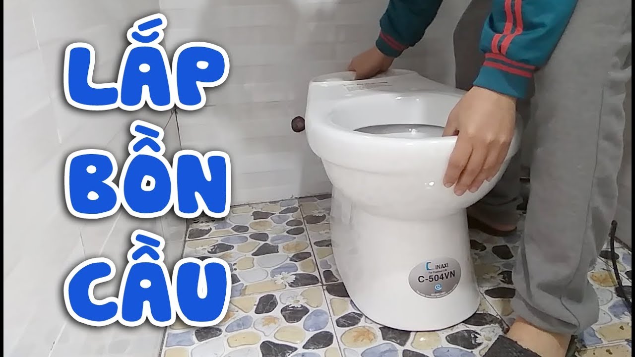 Bồn cầu cụt đang dần trở thành sự lựa chọn phổ biến cho những không gian nhà vệ sinh hiện đại nhờ vào thiết kế tiết kiệm nước và không gian. Tuy nhiên, để lắp đặt bồn cầu cụt một cách chính xác và hiệu quả, bạn cần phải hiểu rõ các yếu tố như cách lắp, những lưu ý trước khi lắp đặt và các bước thực hiện. Cùng khám phá chi tiết trong bài viết dưới đây để có được hướng dẫn rõ ràng nhất. 1. Cần Biết Điều Gì Trước Khi Lắp Bồn Cầu Cụt? Trước khi tiến hành lắp bồn cầu cụt, bạn cần hiểu rõ về loại sản phẩm này và những yêu cầu cần thiết. Bồn cầu cụt là loại bồn cầu không cần bể chứa nước, mà sử dụng công nghệ hút chân không hoặc xả bằng điện. Chính vì vậy, việc lắp đặt bồn cầu cụt cũng có những yêu cầu đặc biệt: Thiết Kế Lạ Mắt: Bồn cầu cụt có thiết kế khác biệt, không giống như các loại bồn cầu truyền thống. Vì vậy, trước khi lắp đặt, bạn cần chắc chắn rằng kiểu dáng này sẽ phù hợp với không gian và phong cách của nhà vệ sinh. Đảm Bảo Chất Lượng: Bồn cầu cụt có tuổi thọ cao nếu được lắp đặt đúng cách và bảo dưỡng đúng quy trình. Tuy nhiên, bạn cần chú ý chọn sản phẩm chất lượng cao để tránh gặp phải sự cố hư hỏng sau này. Tính Năng Công Nghệ Cao: Nhiều loại bồn cầu cụt được tích hợp các tính năng như ghế nâng hạ tự động, xả tự động, điều chỉnh chế độ xả, điều này có thể gây phiền phức cho người lớn tuổi hoặc những người không quen sử dụng công nghệ mới. Chi Phí: Bồn cầu cụt có giá thành không hề rẻ, nên bạn cần cân nhắc ngân sách, bao gồm cả chi phí bảo trì, sửa chữa sau này. 2. Ưu Điểm Của Bồn Cầu Cụt Lắp bồn cầu cụt mang lại nhiều lợi ích đáng kể cho người sử dụng: Tiết Kiệm Nước: Nhờ vào công nghệ hút chân không, bồn cầu cụt giúp tiết kiệm nước một cách tối đa. Điều này không chỉ giúp giảm chi phí nước, mà còn bảo vệ môi trường. Đơn Giản Hóa Quá Trình Lắp Đặt: Không cần kết nối với hệ thống cấp nước, bồn cầu cụt có thể lắp đặt dễ dàng ở những khu vực không có nguồn nước sẵn. Tiết Kiệm Thời Gian Vệ Sinh: Do không có bể chứa nước, bạn sẽ không cần phải vệ sinh két chứa nước như các bồn cầu thông thường, tiết kiệm thời gian bảo dưỡng và làm sạch. Độ Ồn Thấp: Mỗi khi xả nước, bồn cầu cụt hầu như không phát ra tiếng ồn, điều này rất lý tưởng cho những nơi cần sự yên tĩnh như khách sạn hoặc văn phòng. Tiết Kiệm Không Gian: Với thiết kế nhỏ gọn, bồn cầu cụt là lựa chọn lý tưởng cho những không gian có diện tích hạn chế, như chung cư hay nhà vệ sinh công cộng. Bền Bỉ, Ít Hư Hỏng: Bồn cầu cụt có tuổi thọ cao và ít gặp phải sự cố hư hỏng vặt, giúp bạn tiết kiệm chi phí sửa chữa trong tương lai. 3. Các Bước Lắp Đặt Bồn Cầu Cụt Tại Nhà Nếu bạn muốn tự lắp đặt bồn cầu cụt tại nhà, hãy làm theo các bước dưới đây: Bước 1: Tháo Bồn Cầu Cũ (Nếu Có) Ngắt nguồn nước và xả hết nước còn lại trong bồn cầu cũ. Dùng tua vít hoặc mỏ lết để tháo các ốc vít và các linh kiện kết nối giữa bồn cầu và ống nước. Nhẹ nhàng nâng bồn cầu cũ ra khỏi sàn. Bước 2: Xác Định Vị Trí Lắp Bồn Cầu Cụt Mới Đo đạc và xác định vị trí lắp đặt bồn cầu cụt mới sao cho phù hợp với không gian nhà vệ sinh. Đảm bảo không gian xung quanh không bị cản trở khi sử dụng bồn cầu. Sử dụng keo dính chống thấm để cố định bồn cầu vào nền nhà. Bước 3: Kiểm Tra Hoạt Động Của Bồn Cầu Sau khi lắp đặt xong, kiểm tra xem bồn cầu cụt có hoạt động đúng cách hay không, đặc biệt là chức năng xả nước và các linh kiện kết nối. Kiểm tra xem có rò rỉ nước hay không, nếu có cần xử lý ngay. 4. Sự Cố Cần Tránh Khi Lắp Bồn Cầu Cụt Trong quá trình lắp đặt, bạn cần chú ý một số vấn đề để tránh gặp phải sự cố: Lắp Sai Cách: Nếu lắp đặt không đúng cách, có thể gây rò rỉ nước hoặc mùi hôi khó chịu. Hãy luôn tuân thủ các hướng dẫn từ nhà sản xuất và tham khảo sự hỗ trợ của chuyên gia nếu cần. Chọn Sản Phẩm Kém Chất Lượng: Bồn cầu cụt giá rẻ thường có chất lượng kém, dễ bị hư hỏng trong thời gian ngắn. Chọn sản phẩm từ các thương hiệu uy tín để đảm bảo độ bền và hiệu quả sử dụng. Thiếu Dụng Cụ và Vật Liệu: Lắp đặt bồn cầu cụt cần đầy đủ dụng cụ và vật liệu, nếu thiếu sẽ ảnh hưởng đến chất lượng công trình. Đảm bảo chuẩn bị đầy đủ các dụng cụ trước khi bắt tay vào công việc. Kết Luận Việc lắp đặt bồn cầu cụt có thể đơn giản nếu bạn tuân thủ đúng quy trình và chuẩn bị đầy đủ các vật liệu cần thiết. Bên cạnh đó, bồn cầu cụt không chỉ giúp tiết kiệm không gian mà còn mang lại nhiều tiện ích như tiết kiệm nước và giảm tiếng ồn. Hãy cân nhắc kỹ lưỡng trước khi quyết định lắp đặt loại bồn cầu này để có sự lựa chọn phù hợp với nhu cầu và ngân sách của gia đình.
