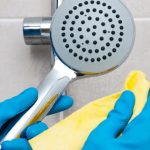 cách làm sạch vòi hoa sen inox
